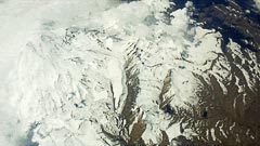 Äâóãîðáàÿ ãîðà â ëåâîì âåðõíåì óãëó — Ýëüáðóñ (5642 ìåòðà) Äâóãîðáàÿ ãîðà â ëåâîì âåðõíåì óãëó — Ýëüáðóñ (5642 ìåòðà)